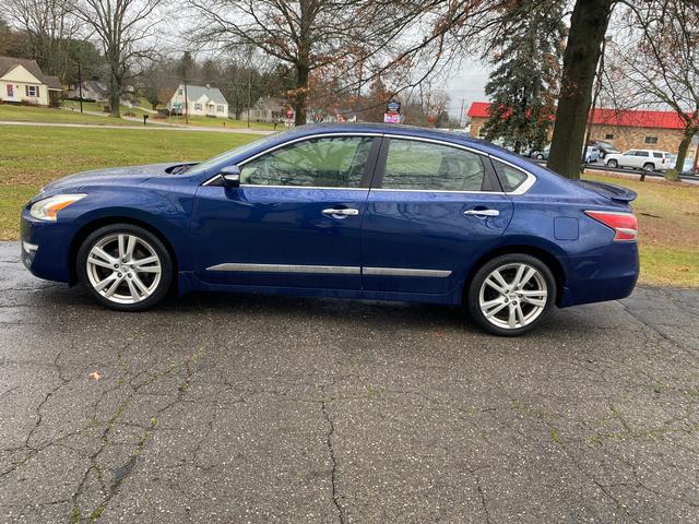 Nissan Altima's photo